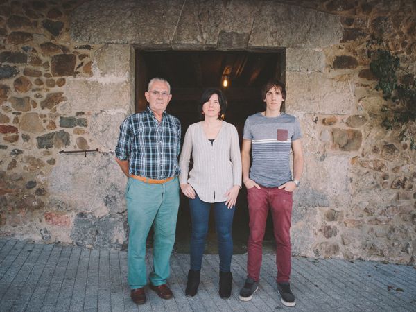 Tercera generación de la familia Otaño de la sidrería Petritegi